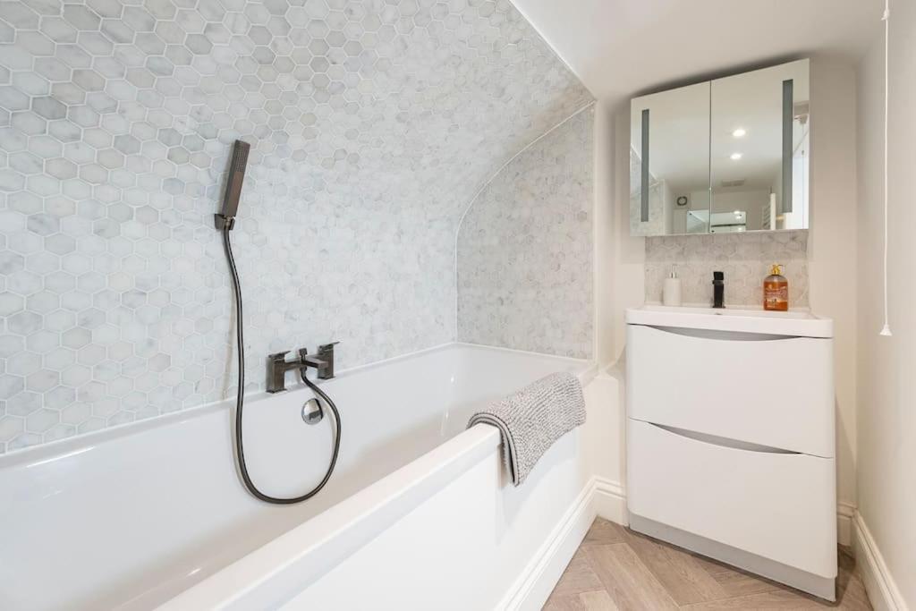 Spacious Apartment - 5 Minutes Walk To Bath Abbey Dış mekan fotoğraf
